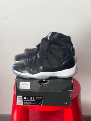 Jordan 11 Space Jam right shoe is 5Y